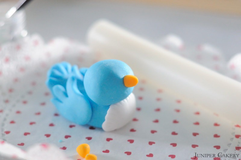 'Tutorial Tuesday' : How to make a sugarpaste/fondant bluebird