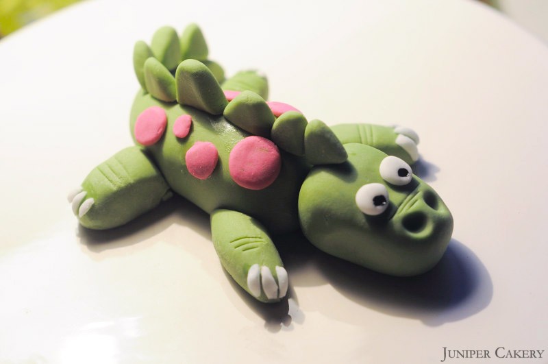 Tutorial Tuesday - How to make a sugarpaste dinosaur