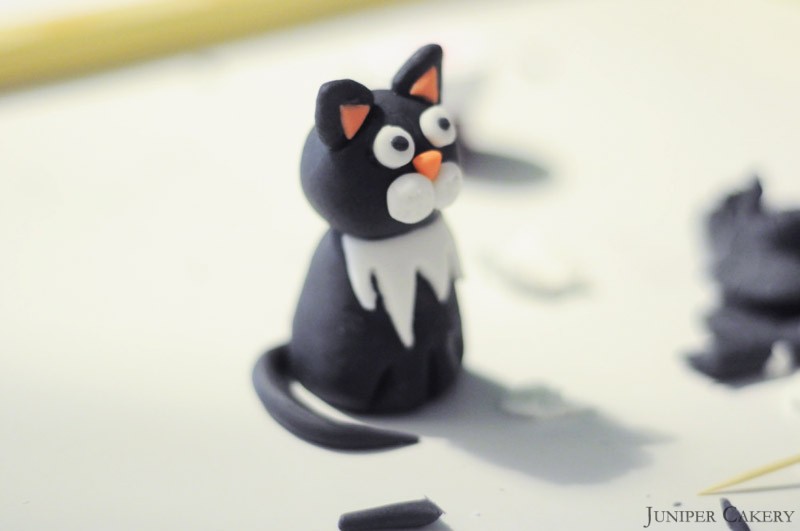 Tutorial Tuesday - How to make a sugarpaste cat