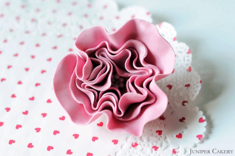 'Tutorial Tuesday': How to make a sugarpaste ruffle flower corsage