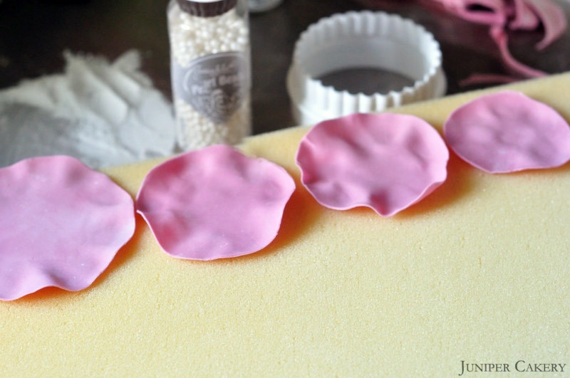 'Tutorial Tuesday': How to make a sugarpaste ruffle flower corsage