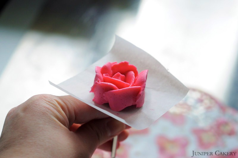 Tutorial Tuesday: How to pipe a buttercream rose using a flower nail