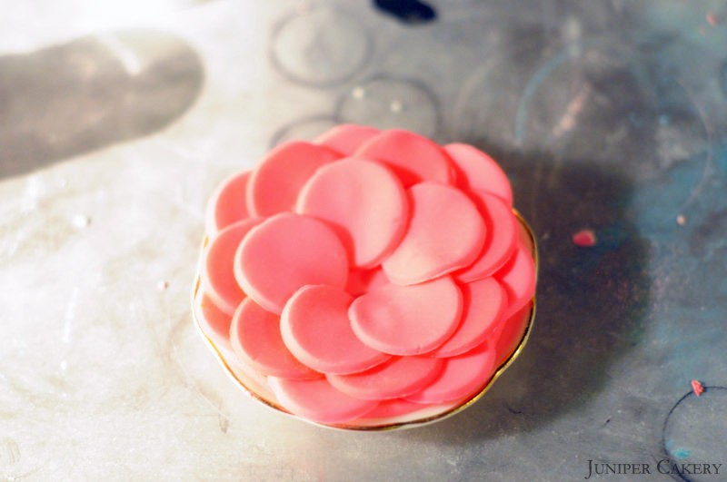 'Tutorial Tuesday': How to make a simple sugarpaste flower