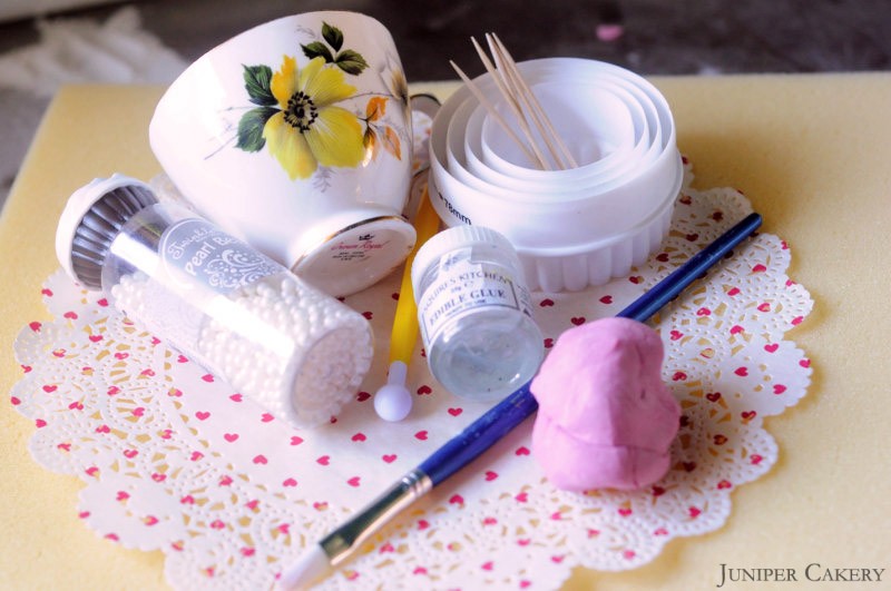 'Tutorial Tuesday': How to make a sugarpaste ruffle flower corsage