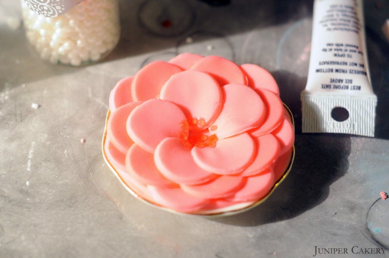 'Tutorial Tuesday': How to make a simple sugarpaste flower