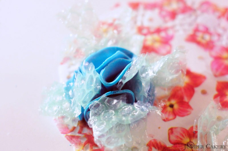 'Tutorial Tuesday': How to make a sugarpaste pom pom