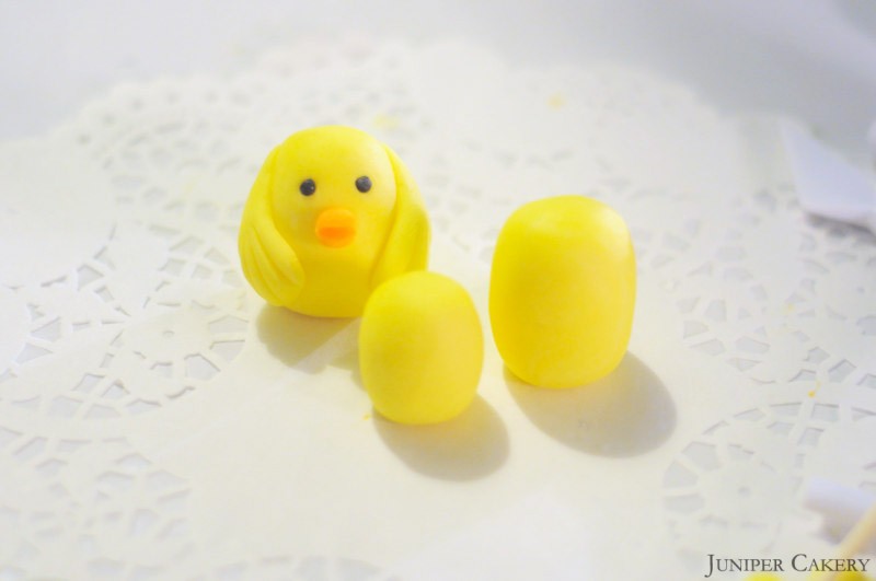 Easter Tutorial: How to make a simple sugarpaste chick!