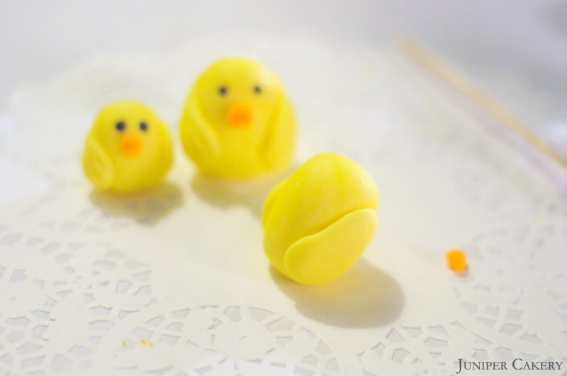 Easter Tutorial: How to make a simple sugarpaste chick!