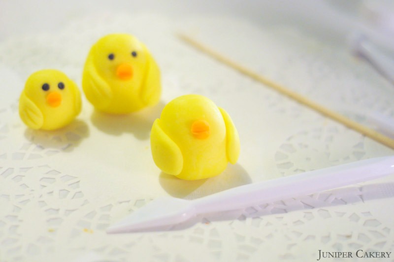 Easter Tutorial: How to make a simple sugarpaste chick!