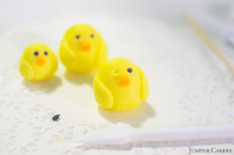 Easter Tutorial: How to make a simple sugarpaste chick!