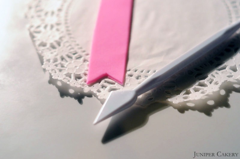 Easter Tutorial Week: How to make a sugarpaste looped bow!