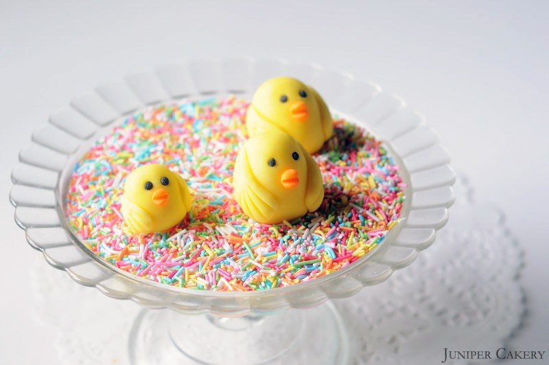 Easter Tutorial: How to make a simple sugarpaste chick!