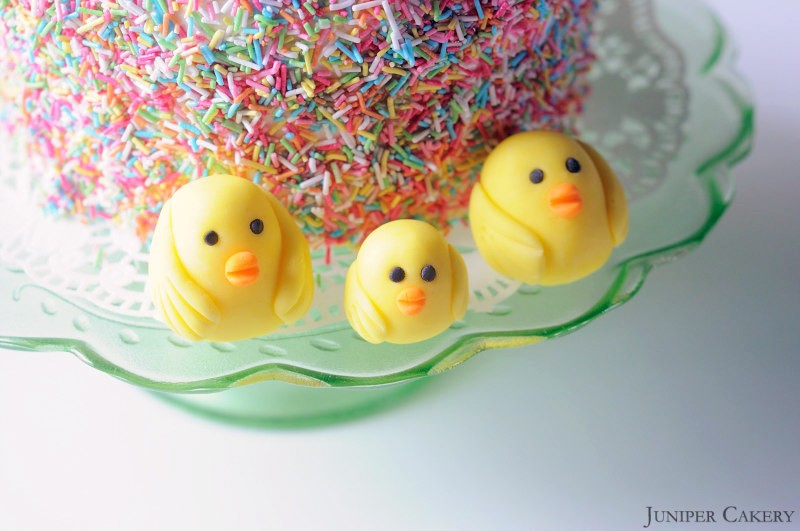 Easter Tutorial: How to make a simple sugarpaste chick!