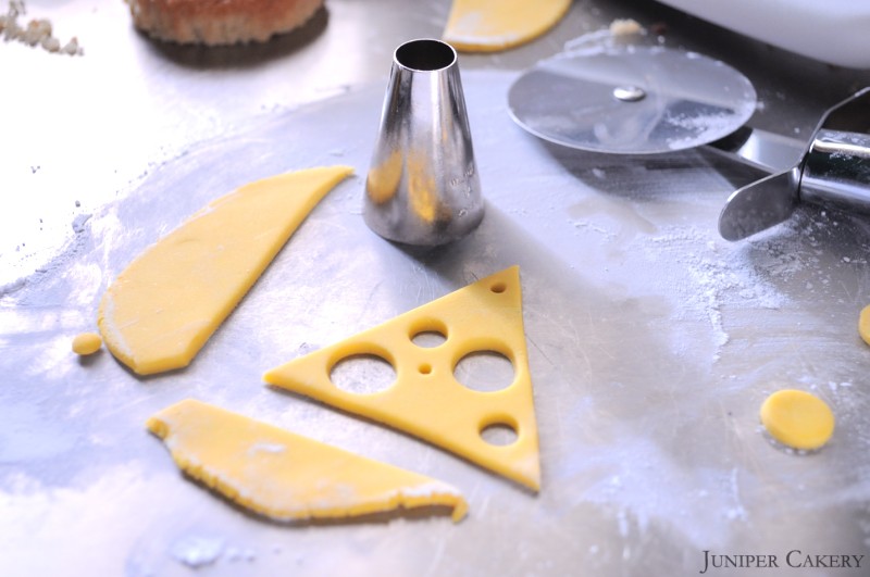 Tutorial Tuesday: How to make a fun burger cupcake!