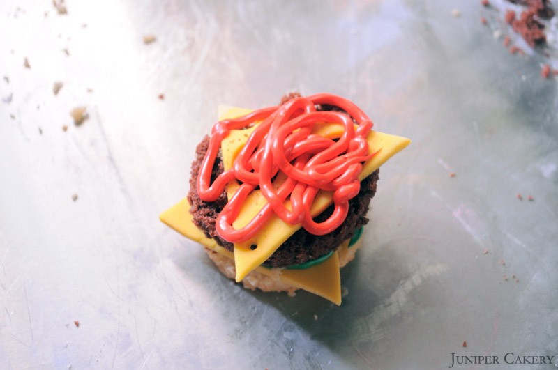 Tutorial Tuesday: How to make a fun burger cupcake!