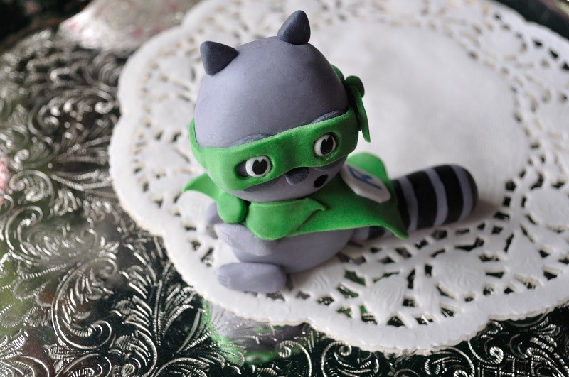 Tutorial Tuesday: How to make a sugarpaste raccoon