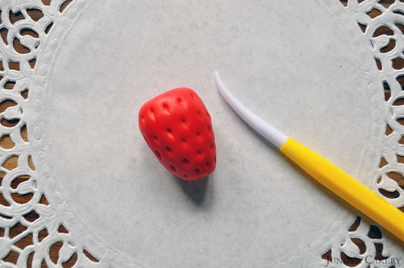 How to Make Fondant Strawberries and Strawberry Blossoms