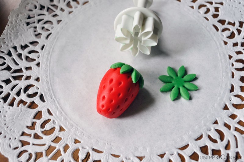 How to Make Fondant Strawberries and Strawberry Blossoms