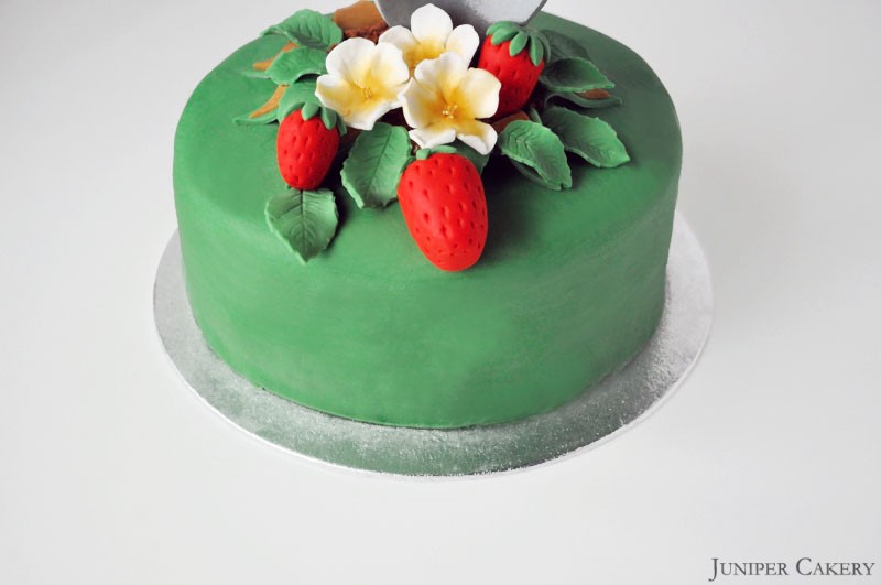 How to Make Fondant Strawberries and Strawberry Blossoms