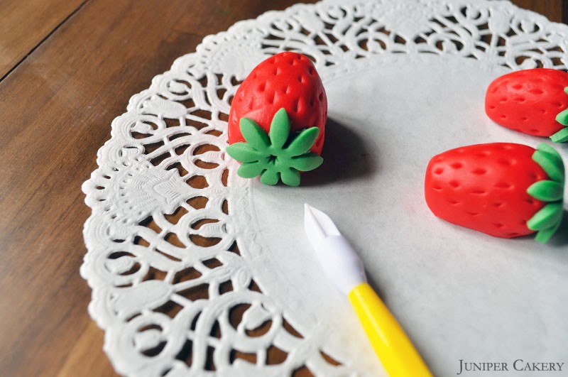 How to Make Fondant Strawberries and Strawberry Blossoms