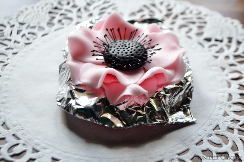 Tutorial Tuesday: How to make a sugar anemone flower for cakes