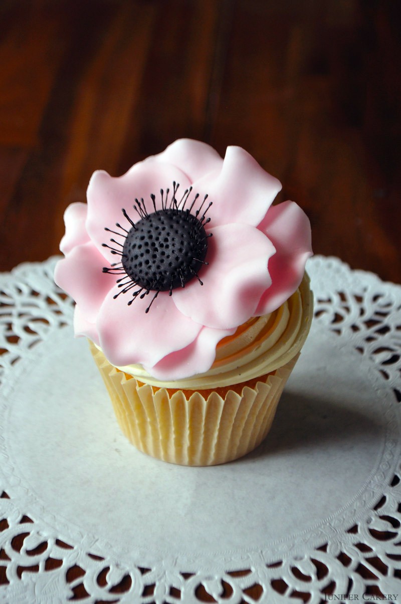 Tutorial Tuesday: How to make a sugar anemone flower for cakes