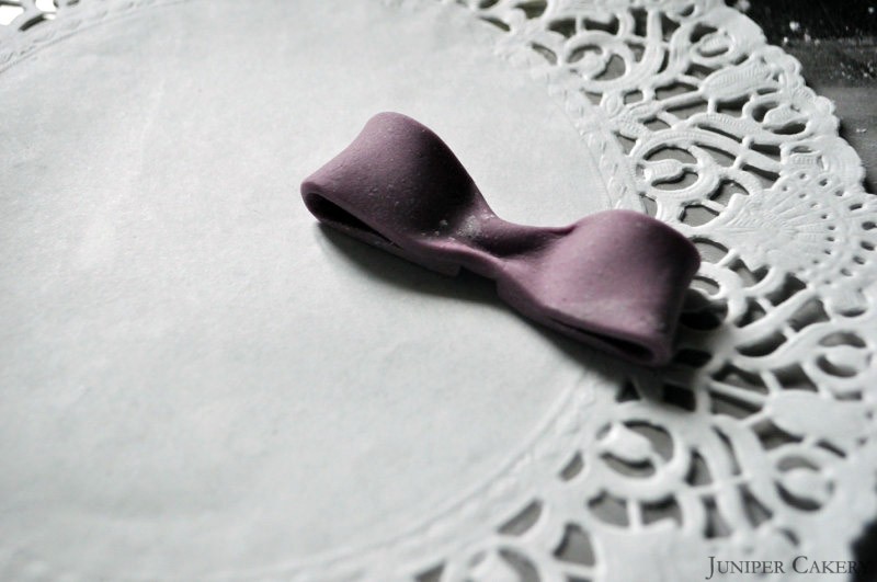 Tutorial Tuesday: How to Make Edible Bows for Cakes and Cupcakes