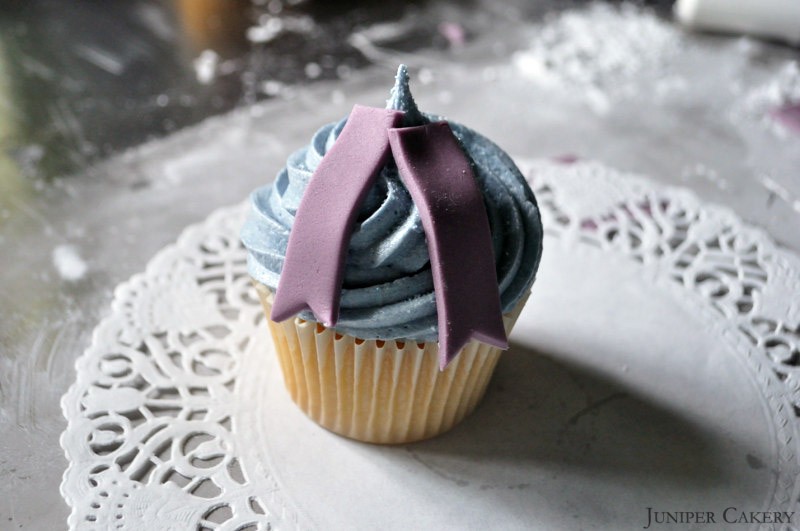 Tutorial Tuesday: How to Make Edible Bows for Cakes and Cupcakes