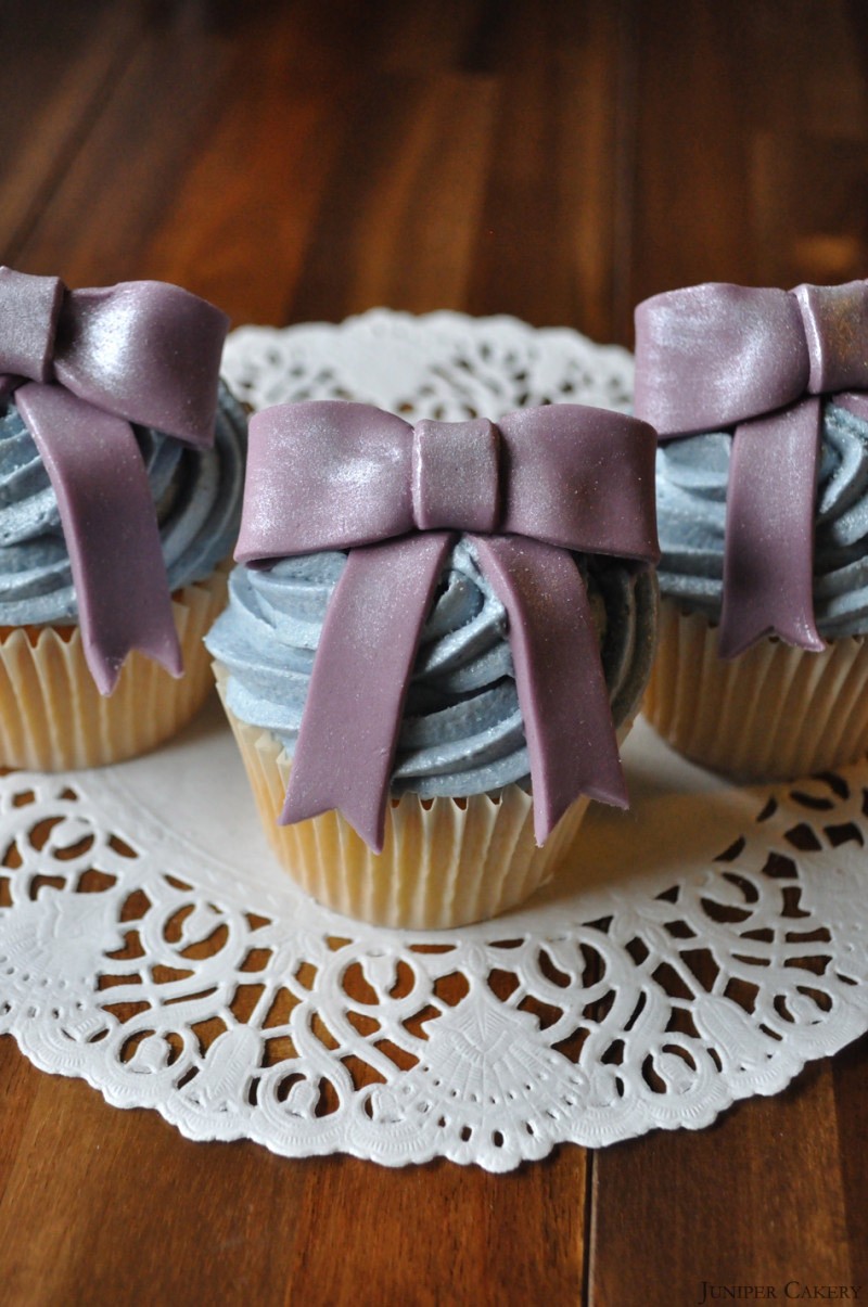 Tutorial Tuesday: How to Make Edible Bows for Cakes and Cupcakes