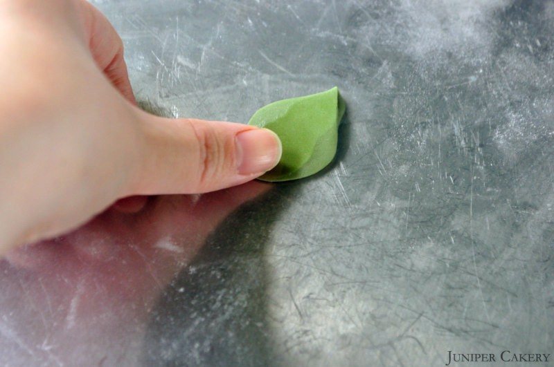 How to make quick and simple fondant roses