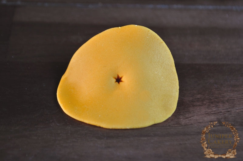 Create a gum paste daffodil by Juniper Cakery