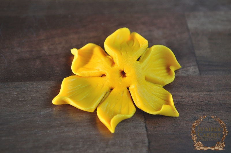 Tutorial for a sugar daffodil flower by Juniper Cakery