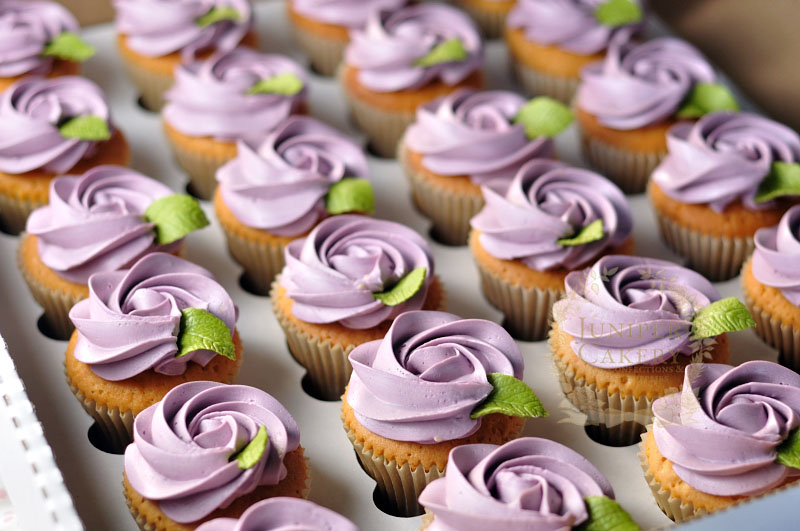 Rose cupcakes for a wedding by Juniper Cakery