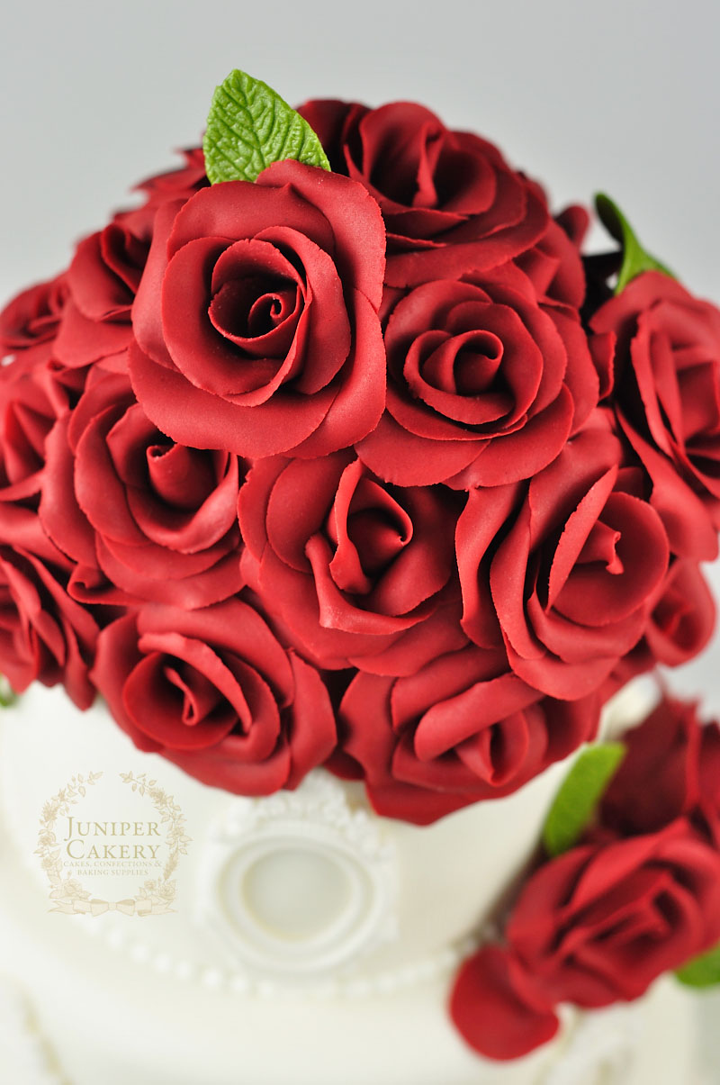 Sugar roses on wedding cake by Juniper Cakery