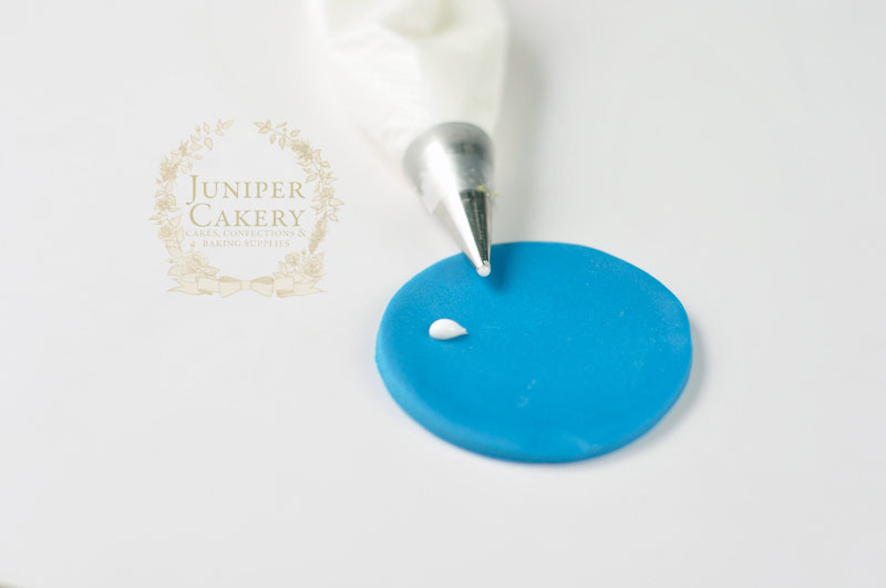 How to pipe with royal icing by Juniper Cakery