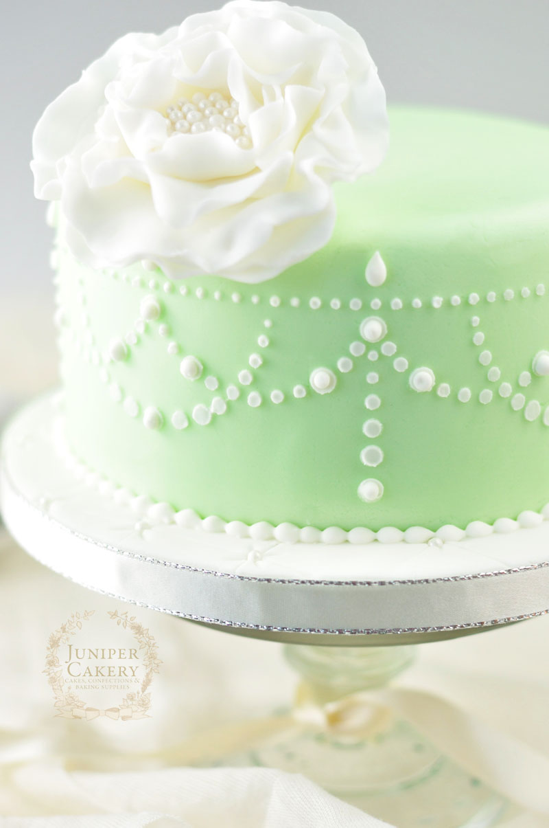 Tutorial on how to stencil cakes by Juniper Cakery