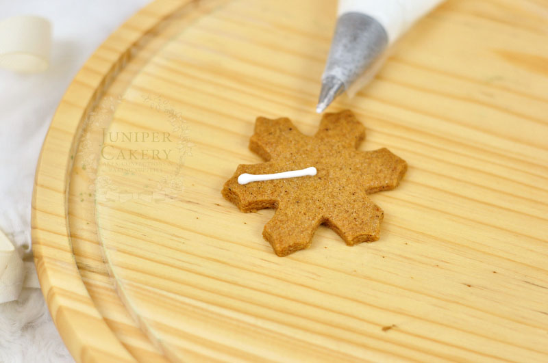 How to pipe snowflake cookies by Juniper Cakery