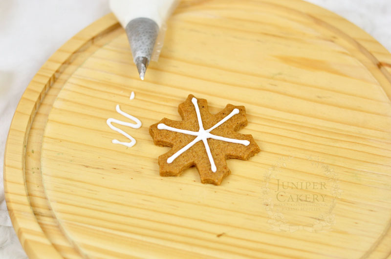 Tutorial for piping snowflake cookies for Christmas by Juniper Cakery