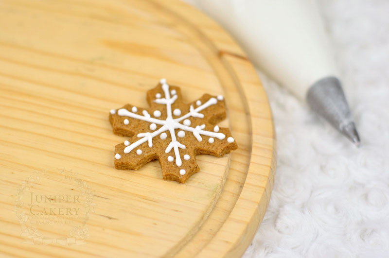 How to decorate snowflake cookies by Juniper Cakery