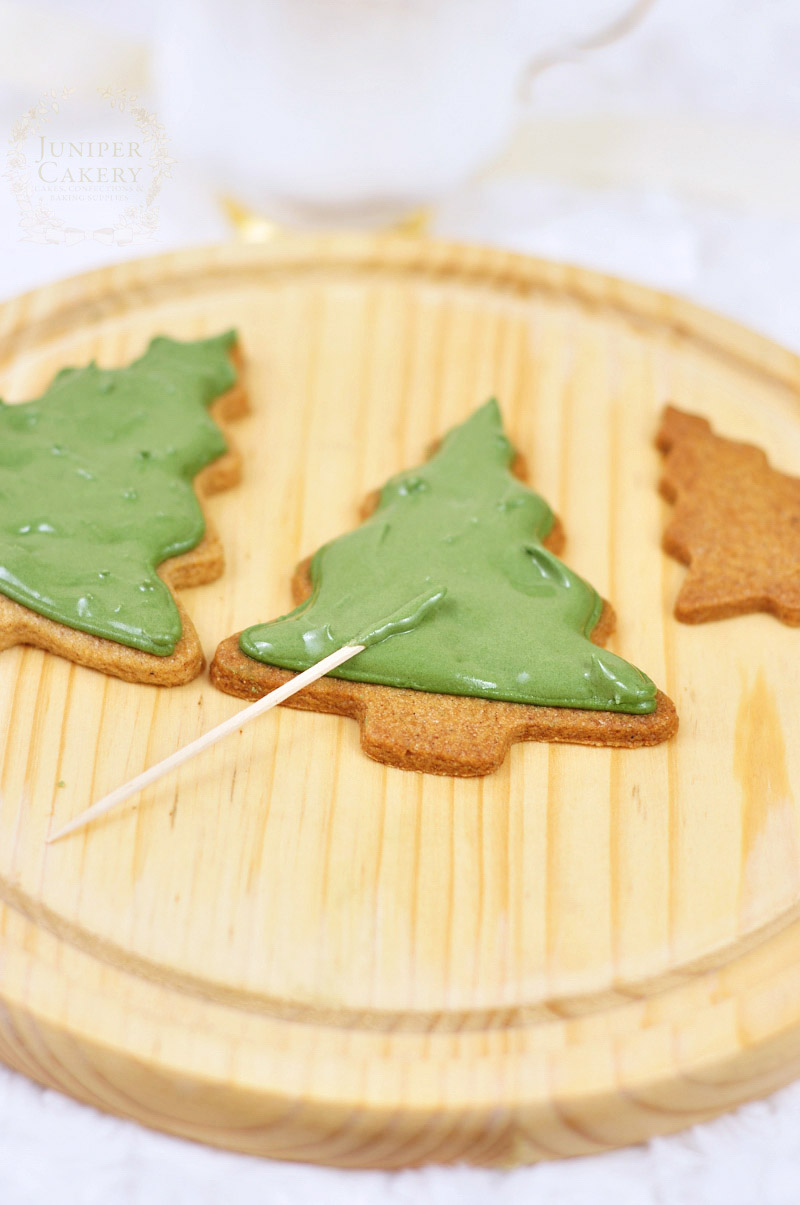 Tutorial for rustic Christmas tree cookies by Juniper Cakery