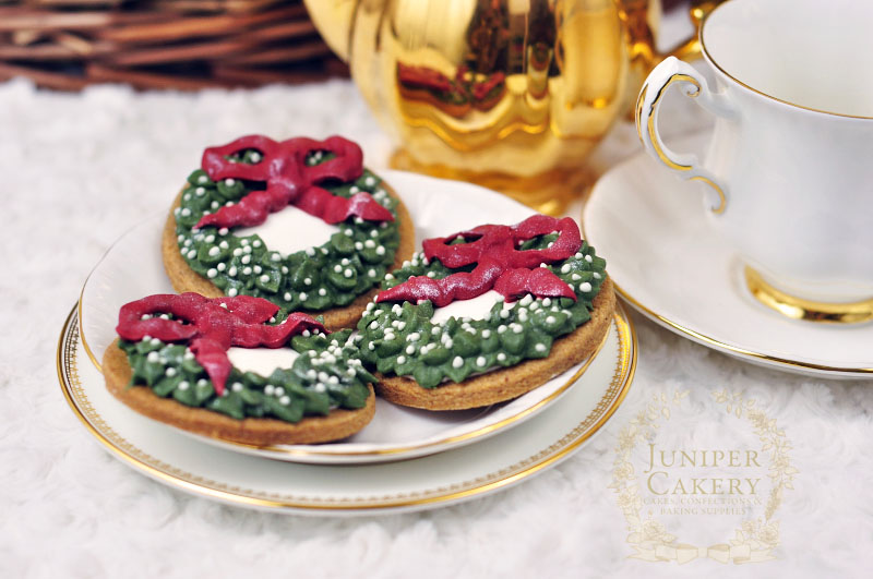 How to decorate Christmas wreath cookies by Juniper Cakery