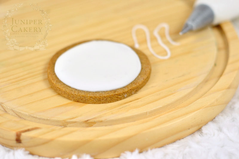 Step-by-step how to ice a Christmas wreath cookies by Juniper Cakery