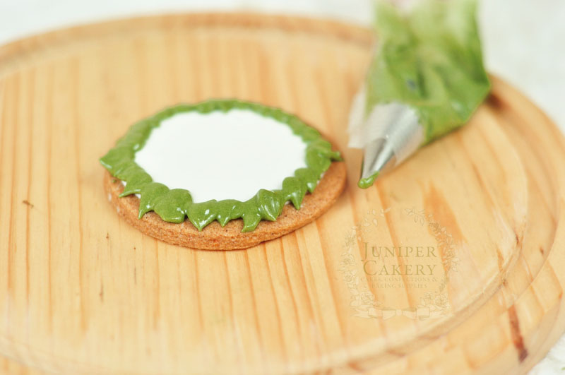 Create Christmas wreath cookies 