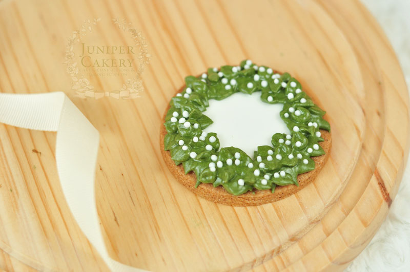 Make Christmas wreath cookies for the holidays with this tutorial by Juniper Cakery