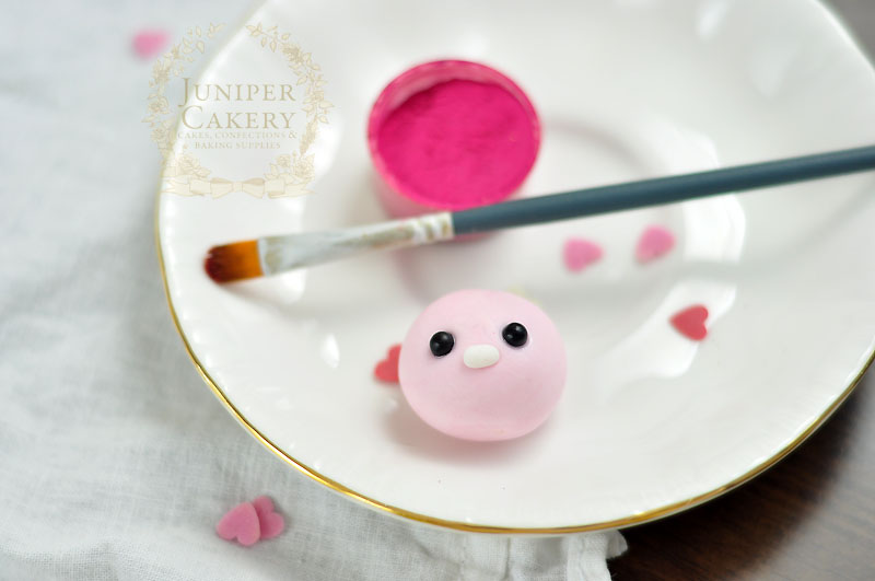 How to make a fondant love bug for Valentine's Day by Juniper Cakery