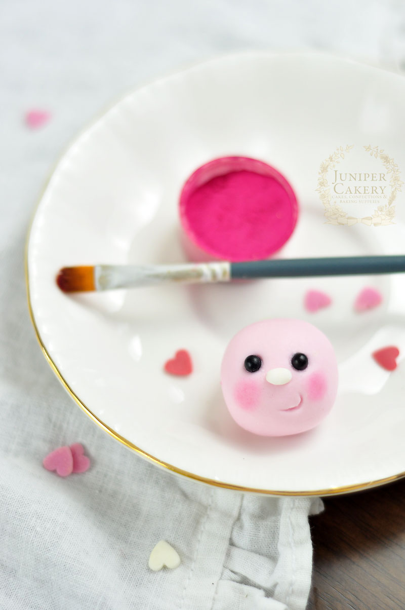 Make a cute little edible love bug cupcake topper with this tutorial by Juniper Cakery