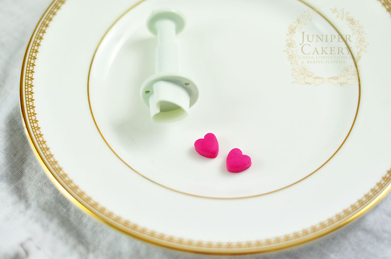 Create a sugar paste love bug for your Valentine's cupcakes with this how-to from Juniper Cakery