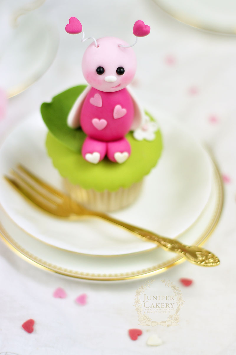 This fondant love bug tutorial by Juniper Cakery is perfect for Valentine's Day cupcakes!