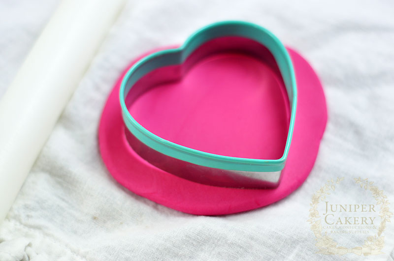 Juniper Cakery's tutorial for a fondant ruffle heart