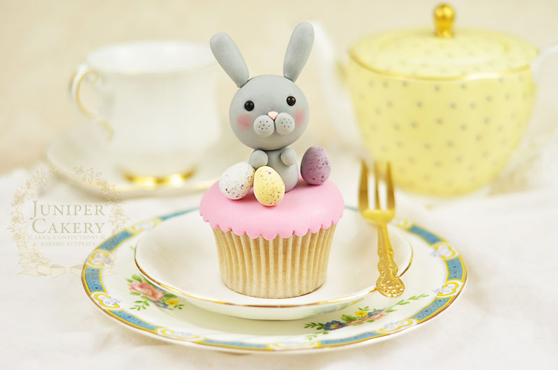 Adorable fondant bunny cupcake by Juniper Cakery